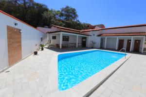 Bazén v ubytování Hotel Porto do Sol nebo v jeho okolí