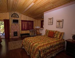 Postel nebo postele na pokoji v ubytování DiamondStone Guest Lodges