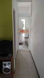 Habitación con una puerta que conduce a una habitación con ventana en Madryn Duplex en Puerto Madryn