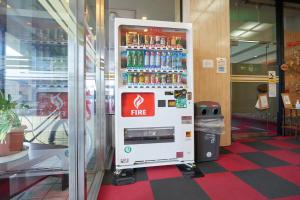 uma máquina de refrigerantes numa loja com um refrigerador de bebidas em Select Inn Tsuruga em Tsuruga