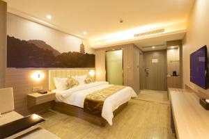 Posteľ alebo postele v izbe v ubytovaní Metropolo Hangzhou West Lake Culture Square