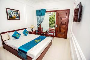 Кровать или кровати в номере Thai Binh Cam Ranh Hotel