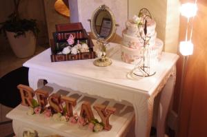 una mesa con un pastel de boda y flores en ella en Restay Fuchu (Adult Only) en Fuchu