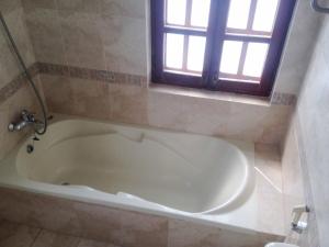 Uma casa de banho em Vardan Resort n' Apartment