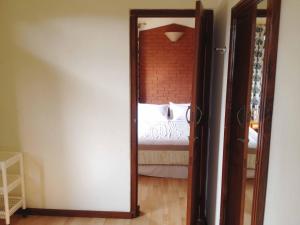 Uma cama ou camas num quarto em Vardan Resort n' Apartment