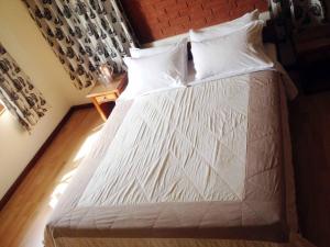 Uma cama ou camas num quarto em Vardan Resort n' Apartment