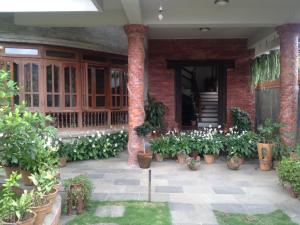 Um jardim no exterior de Vardan Resort n' Apartment