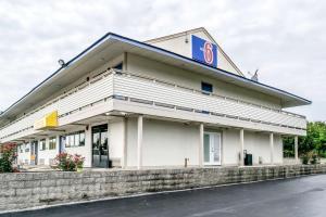 a building with a gas station at Motel 6 Florence, KY - Cincinnati Airport in Florence