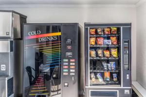 uma máquina de venda automática de bebidas frias numa cozinha em Motel 6 Florence, KY - Cincinnati Airport em Florence