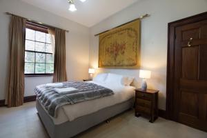A bed or beds in a room at Apartments at York Mansions