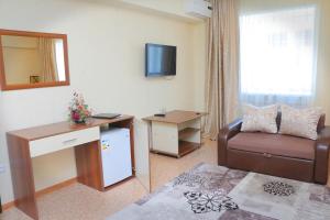 Televízia a/alebo spoločenská miestnosť v ubytovaní Hotel Zumrat