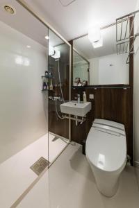 uma casa de banho com um WC e um lavatório em N Gate Hotel Osaka em Kashōji
