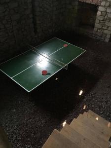 - une table de ping-pong avec 2 balles de tennis dans l'établissement Farmer's Guest House, à Telavi