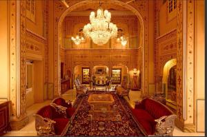 Χώρος καθιστικού στο The Raj Palace (Small Luxury Hotels of the World)
