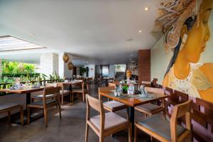 A restaurant or other place to eat at d'primahotel Petitenget Seminyak 2