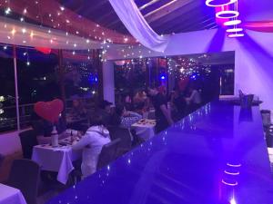 un gruppo di persone sedute ai tavoli di un ristorante di Hotel Guatatur a Guatapé Altre 37 foto