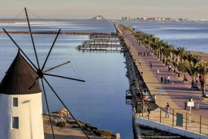 un muelle con un molino de viento en medio del agua en Hotel Los Molinos, en Lo Pagán