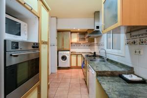 Spacious Sant Antoni Apartment, 3mins to metroにあるキッチンまたは簡易キッチン