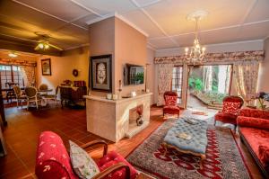 uma sala de estar com um sofá e uma lareira em Lavender House em White River