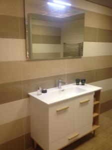 y baño con lavabo blanco y espejo. en La Culla Dei Castelli Romani, en Velletri