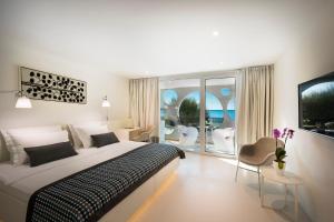 1 dormitorio con cama grande y ventana grande en Rivalmare Boutique Hotel, en Novigrad Istria