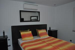 プエルト・デ・ラ・クルスにあるLuxusvilla Puerto de la Cruzのベッドルーム1室(黒いヘッドボードと鏡付きのベッド1台付) +15枚の写真