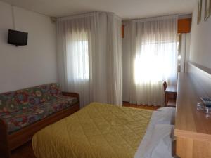 une chambre d'hôtel avec un lit et un canapé dans l'établissement Al Bersagliere, à Noale