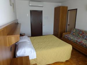 1 dormitorio con 1 cama y 1 sofá en Al Bersagliere en Noale