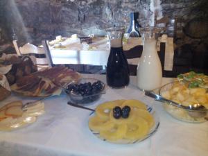 een tafel met fruitschalen en een fles melk bij Casa do Terreiro in Pardieiros