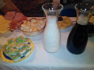 een fles melk en een bord eten op een tafel bij Casa do Terreiro in Pardieiros