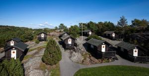 First Camp City-Strömstad في سترومستاد: اطلالة جوية على مجموعة منازل على تلة