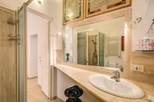 Kúpeľňa v ubytovaní GuestHouse o Affittacamere Casa Fienaroli 2 + 36 fotografií