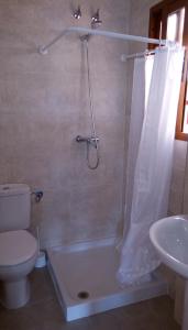 y baño con ducha, aseo y lavamanos. en Casa Anna, en Puerto de Mazarrón