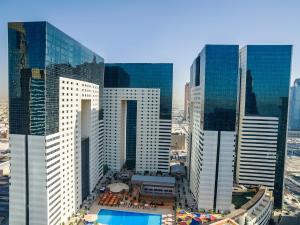 多哈伊兹丹酒店公寓的城市景观,拥有许多高高的建筑