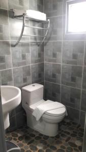 Ein Badezimmer in der Unterkunft Thapae Gate Lodge