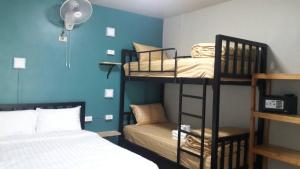 Двухъярусная кровать или двухъярусные кровати в номере Thapae Gate Lodge