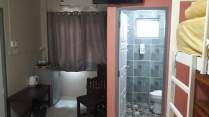 Ein Badezimmer in der Unterkunft Thapae Gate Lodge