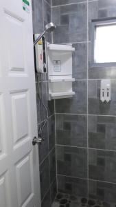 Ein Badezimmer in der Unterkunft Thapae Gate Lodge