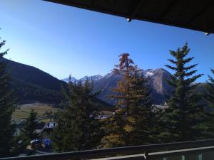 desde el balcón de una casa con vistas a las montañas en Apartment 4 Residence Palace 2 en Sestriere