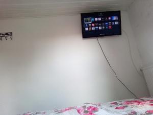 TV en la pared de un dormitorio en FeWo Falke, en Halberstadt