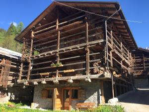 ファルカーデにあるChalet nel cuore delle Dolomitiの屋根付きの大きな木造家屋