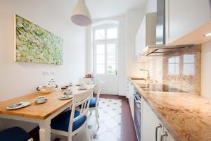 A kitchen or kitchenette at Rooms GUT HEIDEFELD