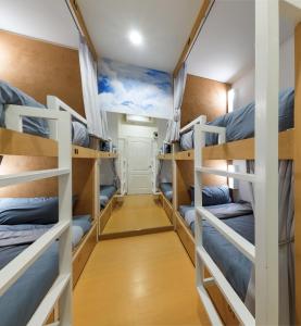 Ein Bett oder Betten in einem Zimmer der Unterkunft Chiangmai Midpoint Activity Hostel