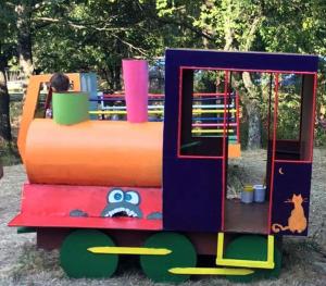 un tren de juguete está en exhibición en un parque en Sinia Vir Eco Residence, en Medven