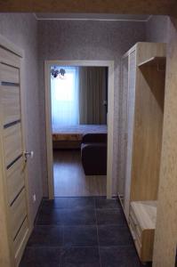 ヴォログダにあるApartments on Okruzhnoye shosse 26のベッドルーム1室(ベッド1台、窓付)