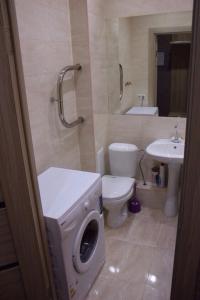 ヴォログダにあるApartments on Okruzhnoye shosse 26のバスルーム(洗濯機、トイレ付)