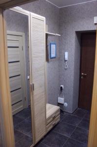 ヴォログダにあるApartments on Okruzhnoye shosse 26のバスルーム(シャワー、トイレ付)