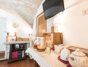 TV a/nebo společenská místnost v ubytování B&B Cantico Delle Creature