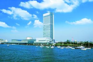 新潟市にあるホテル日航新潟の水上にたくさんの船が並ぶ高層ビル