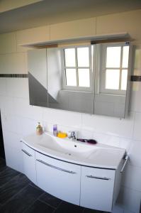 y baño con lavabo blanco y espejo. en Aaltine 3, en Bad Bentheim